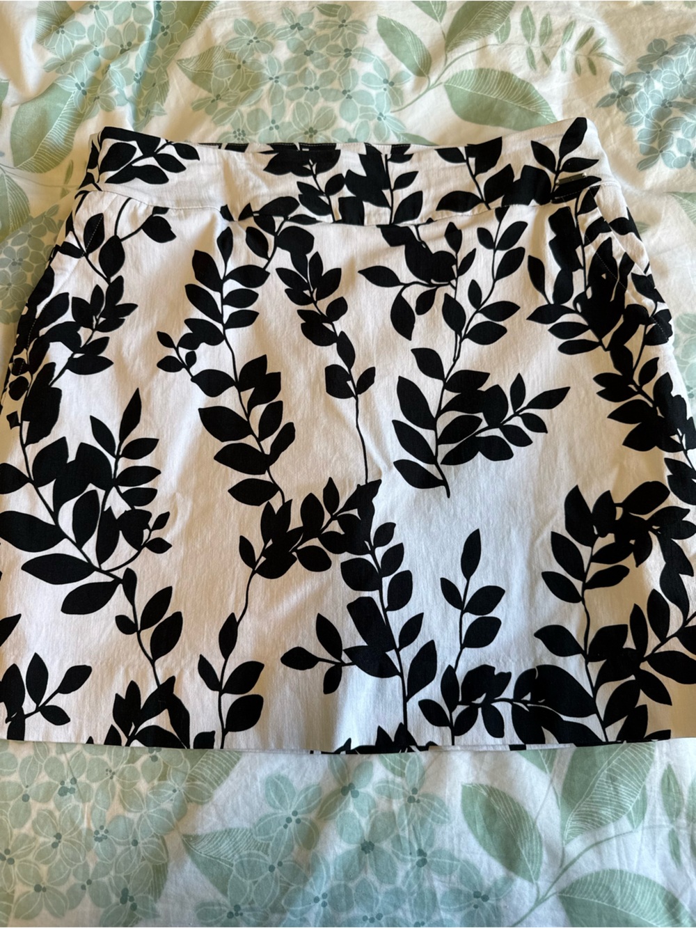 Black & White Leaf-Print Mini Skort